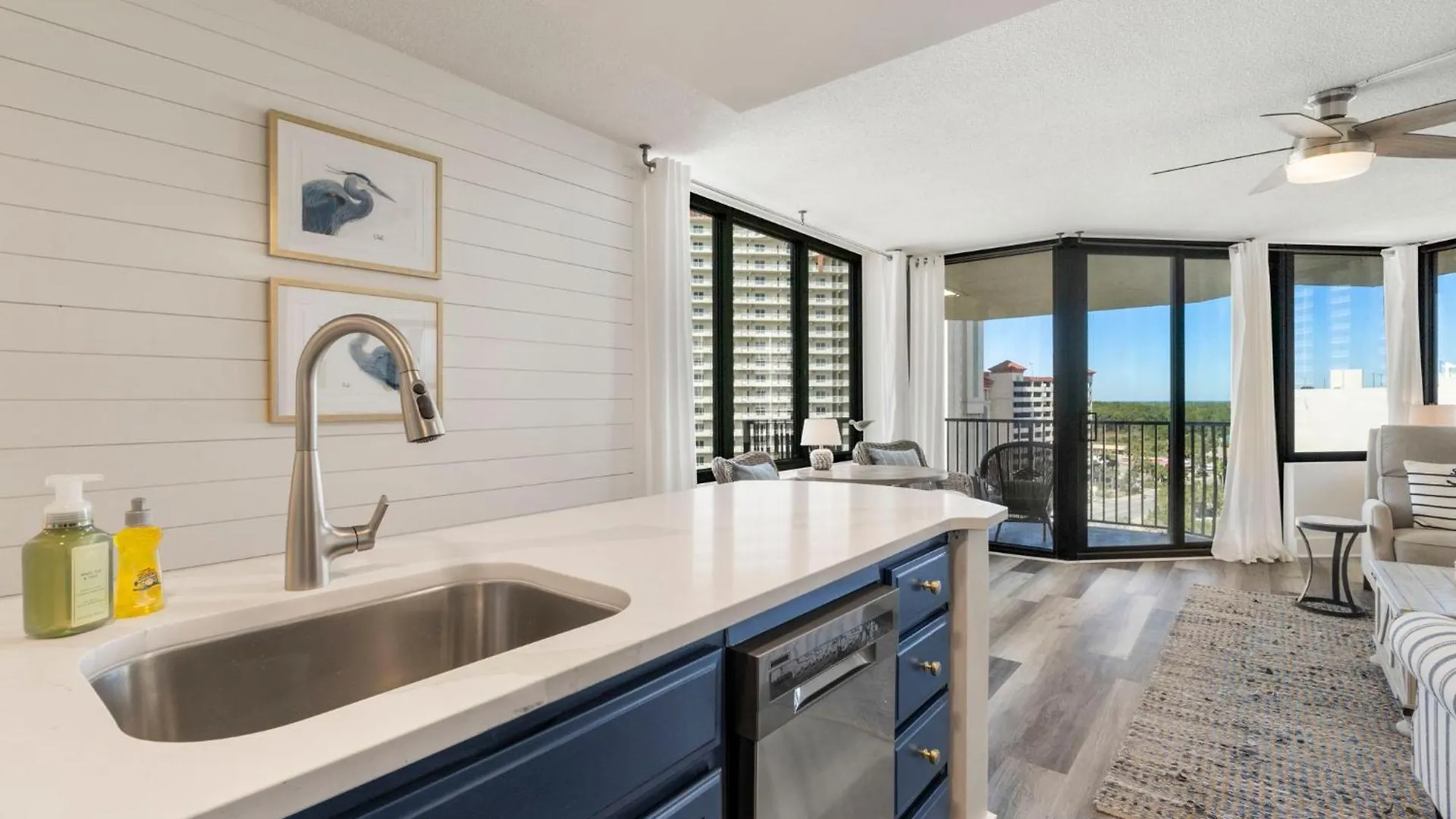 Sunbird Resort! Direct Beachfront Condo! Free Beach Chairs! By Dolce Vita Getaways Pcb Panama City Beach Lägenhet